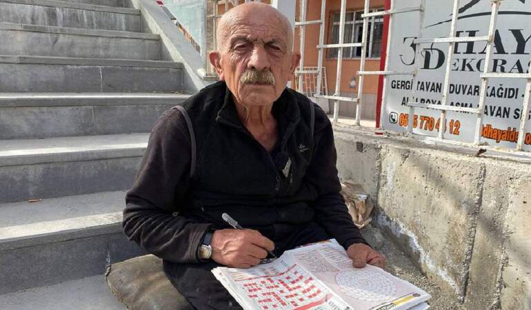 Askerde alışkanlık edindi, yarım asırdır yapıyor! Bulmacalar onun elinden kurtulamıyor