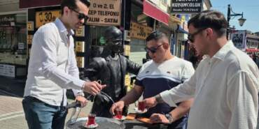 Cincırlı çay dağıtımına başladı! İşlere yetişemeyince çözümü başka yollarda aradı