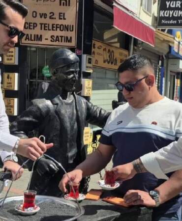 Cincırlı çay dağıtımına başladı! İşlere yetişemeyince çözümü başka yollarda aradı