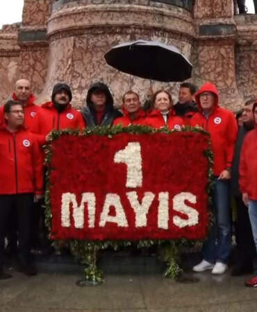 DİSK üyeleri, Taksim Meydanı’na çelenk bıraktı