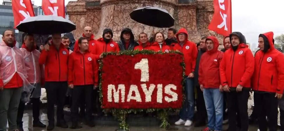 DİSK üyeleri, Taksim Meydanı’na çelenk bıraktı