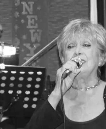 ‘Büklüm Büklüm’ ve ‘İkimiz Bir Fidanız’ gibi şarkılarıyla tanınmıştı: Şarkıcı Tülay Özer hayatını kaybetti