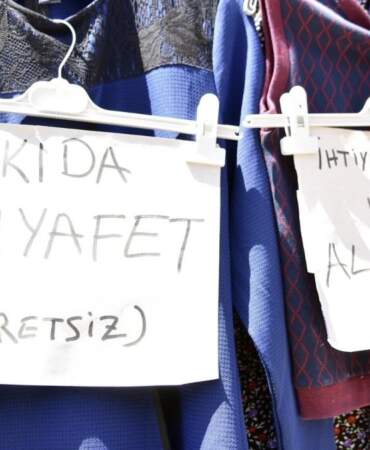 Yoksulluk, vatandaşı vurdu: Ekmekten sonra “askıda kıyafet ve ayakkabı” dönemi