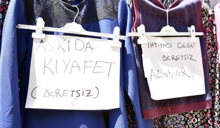 Yoksulluk, vatandaşı vurdu: Ekmekten sonra “askıda kıyafet ve ayakkabı” dönemi
