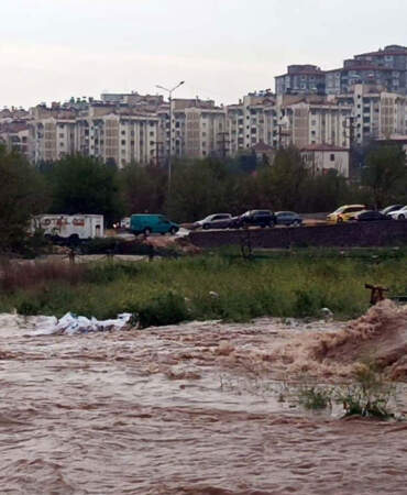Gaziantep’i fırtına vurdu: Çatılar uçtu, 23 kişi yaralandı