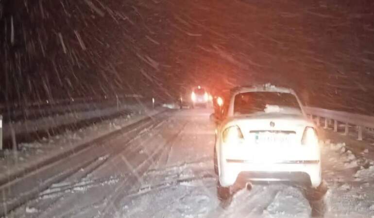 Afyonkarahisar’da kar nedeniyle yollar kapandı