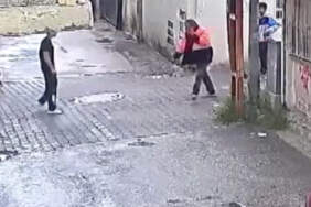 Adana’da sokakta yürüyen adamı 3 çocuk darp etti! O anlar kamerada