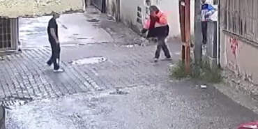 Adana’da sokakta yürüyen adamı 3 çocuk darp etti! O anlar kamerada