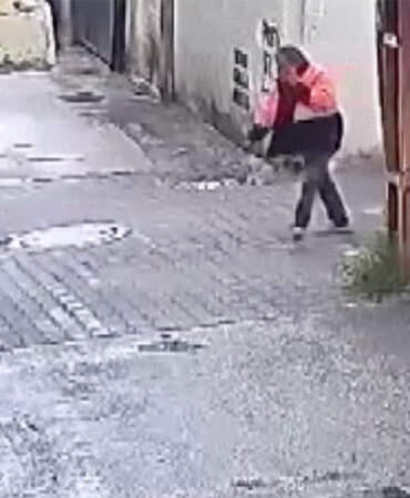 Adana’da sokakta yürüyen adamı 3 çocuk darp etti! O anlar kamerada