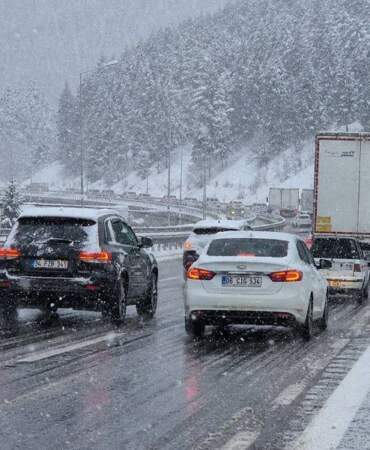 Ünlü meteorolog saat vererek uyardı! “Yolda kalabilirsiniz…” O güzergahlara kar, İstanbul’a sağanak geliyor