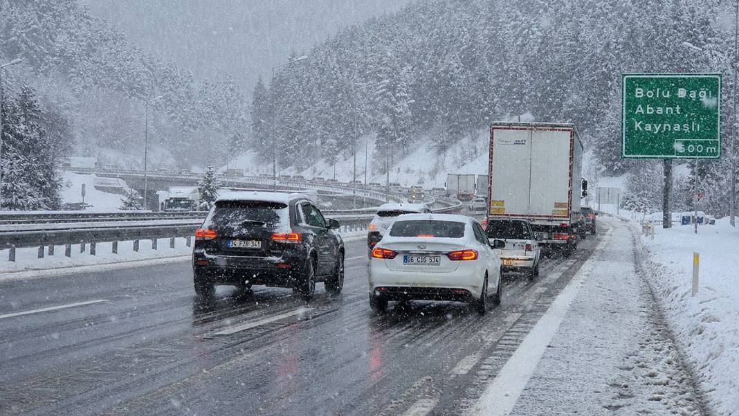 Ünlü meteorolog saat vererek uyardı! “Yolda kalabilirsiniz…” O güzergahlara kar, İstanbul’a sağanak geliyor