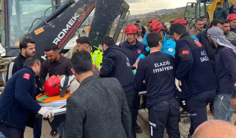 Kanalizasyon çalışmasında göçük! 1 işçi yaralandı