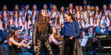 Genç müzisyenlerle aynı sahneyi paylaştı! Demet Evgar konserde sesiyle destek oldu