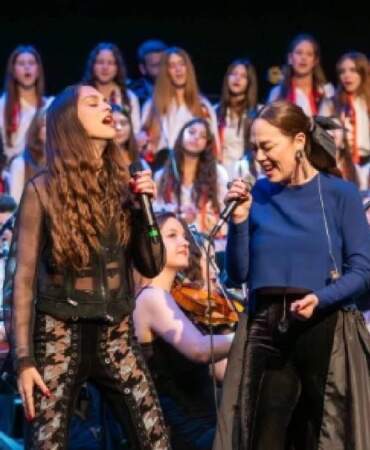 Genç müzisyenlerle aynı sahneyi paylaştı! Demet Evgar konserde sesiyle destek oldu