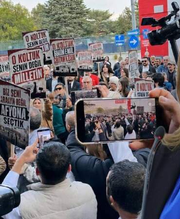 CHP’lilerden Afyonkarahisar Belediyesi önünde ‘ihanet’ protestosu: “Ya rozet ya kelepçe demokrasiye sığmaz”