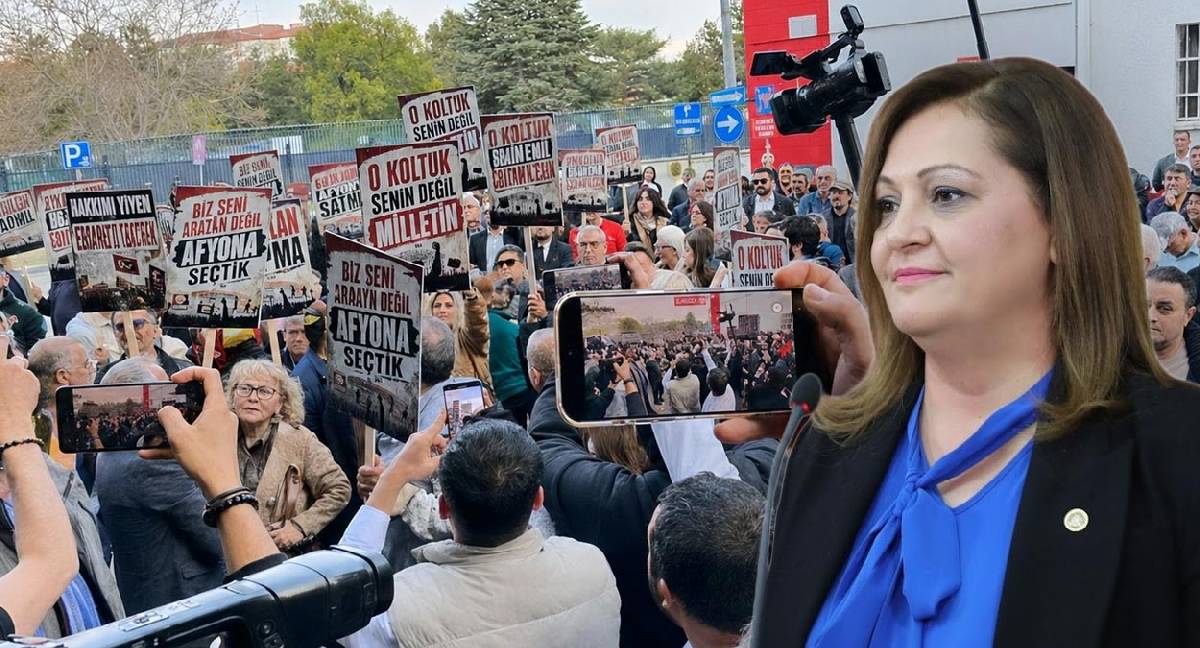 CHP’lilerden Afyonkarahisar Belediyesi önünde ‘ihanet’ protestosu: “Ya rozet ya kelepçe demokrasiye sığmaz”