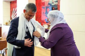 Barış Anneleri, Özgür Özel’e beyaz tülbent hediye etti
