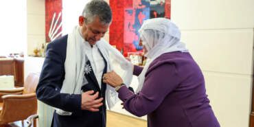Barış Anneleri, Özgür Özel’e beyaz tülbent hediye etti