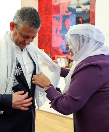 Barış Anneleri, Özgür Özel’e beyaz tülbent hediye etti