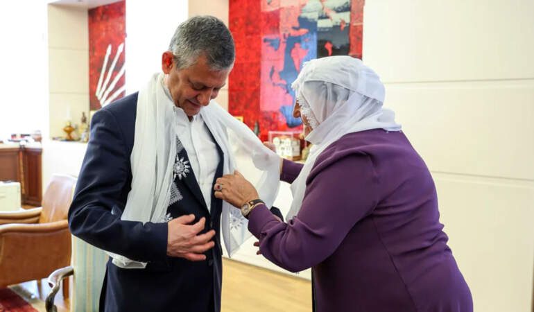 Barış Anneleri, Özgür Özel’e beyaz tülbent hediye etti