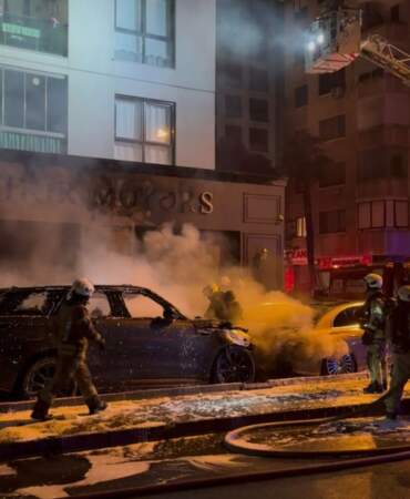 Kadıköy’de oto galeride yangın: 4 araç kullanılamaz hale geldi