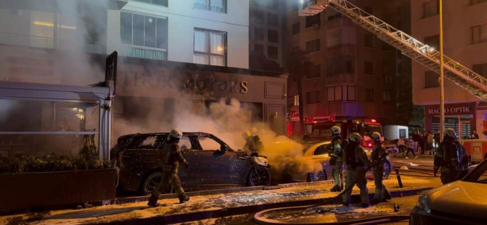 Kadıköy’de oto galeride yangın: 4 araç kullanılamaz hale geldi