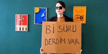 Gece gözünü kırpamayanların yeni marşı geldi: 50 kişilik pankartlı ‘uykusuzluk’ isyanı sosyal medyayı sallayacak