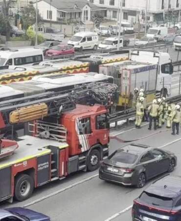 Avcılar’da metrobüste yangın: Seferlerde aksama yaşanıyor