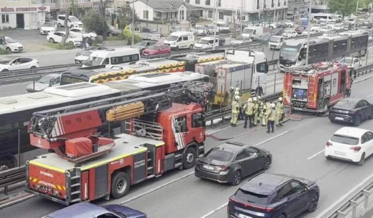 Avcılar’da metrobüste yangın: Seferlerde aksama yaşanıyor