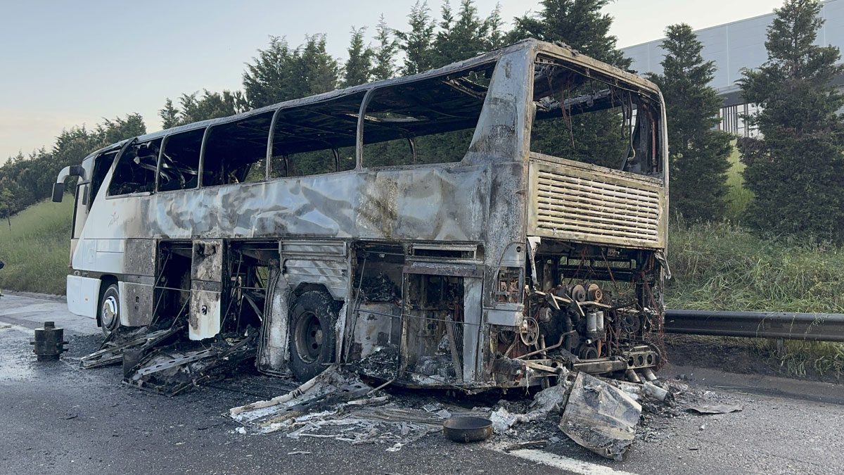 TEM Otoyolu’nda yolcu otobüsü alev alev yandı: 43 yolcu tahliye edildi