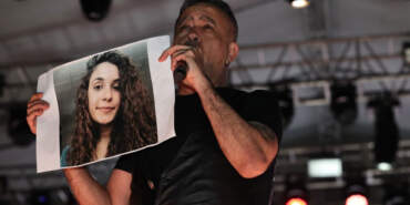 Haluk Levent, konserinde Gülistan Doku için poster açtı, türkü söyledi