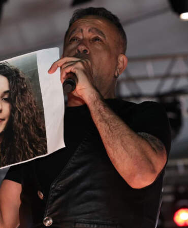 Haluk Levent, konserinde Gülistan Doku için poster açtı, türkü söyledi