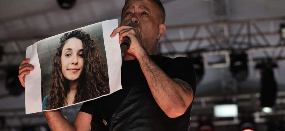 Haluk Levent, konserinde Gülistan Doku için poster açtı, türkü söyledi