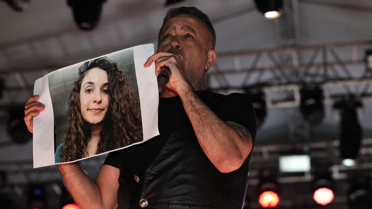 Haluk Levent, konserinde Gülistan Doku için poster açtı, türkü söyledi