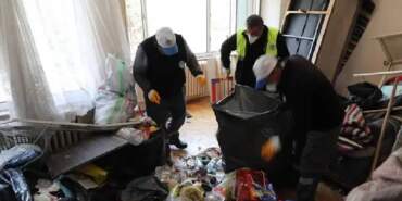 Yayılan koku rahatsız etti, şikayetler peş peşe geldi! Evden 5 kamyon çöp çıktı