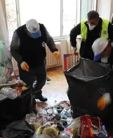 Yayılan koku rahatsız etti, şikayetler peş peşe geldi! Evden 5 kamyon çöp çıktı