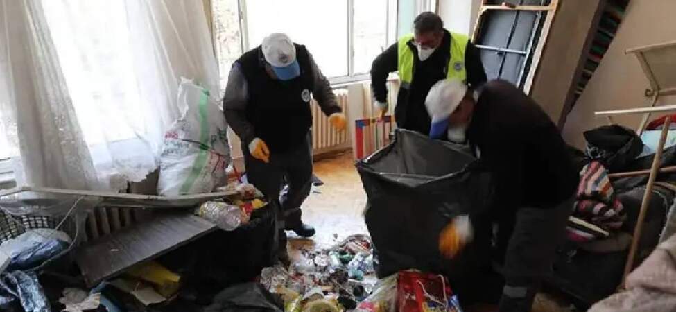 Yayılan koku rahatsız etti, şikayetler peş peşe geldi! Evden 5 kamyon çöp çıktı