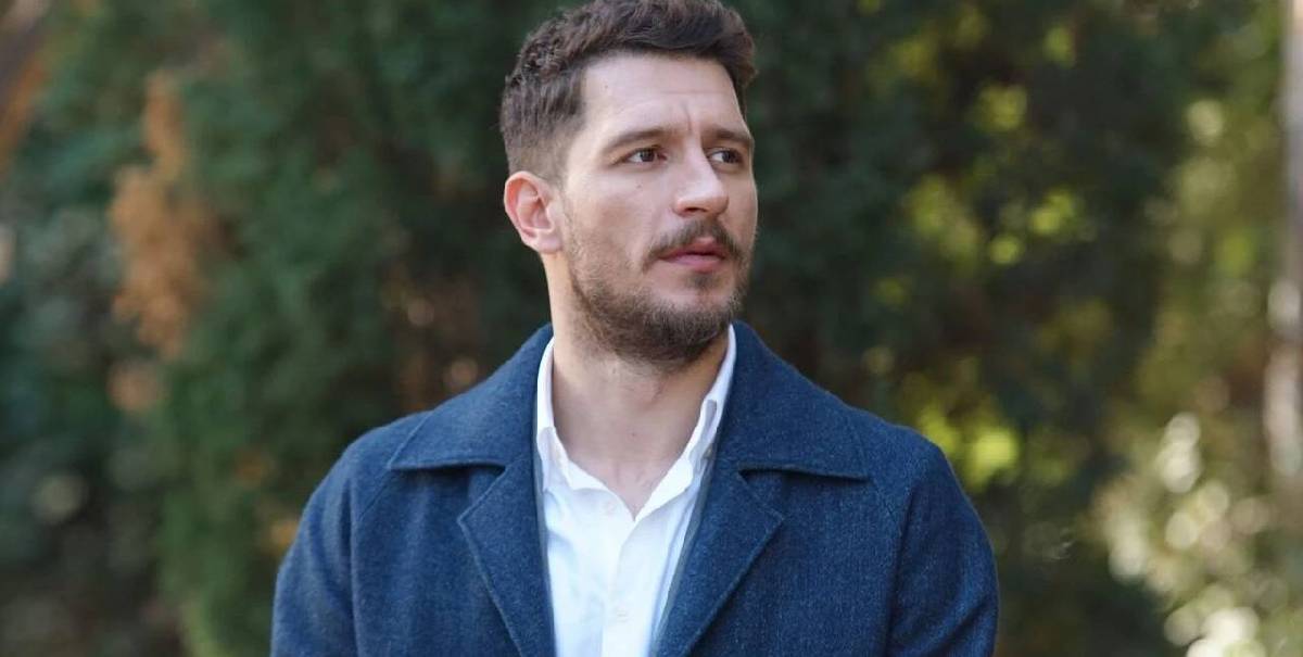 Uraz Kaygılaroğlu’ndan sokakta müzik ziyafeti! Samimiyetiyle sosyal medyayı salladı…