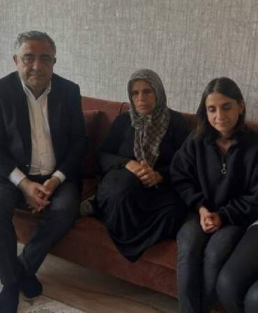 CHP’den, Gülistan Doku ve Rojin Kabaiş’in annelerini ziyaret: Adalet talebi hepimizin ortak talebidir