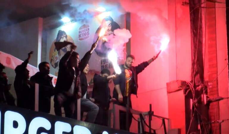Taksim’de şampiyonluk kutlamasında kavga: 1 kadın yaralandı