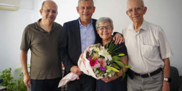 Özgür Özel’den Manisa’da ‘Anneler Günü’ ziyaretleri