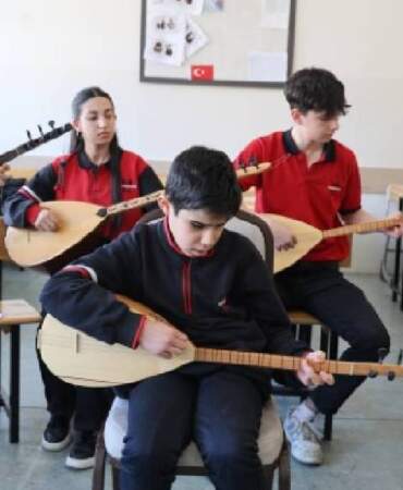 Gözleri görmese de ruha dokunuyor! 13 yaşında bağlamaya gönül verdi, herkesin takdirini topluyor