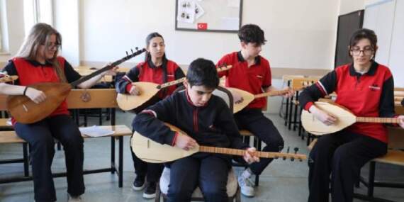 Gözleri görmese de ruha dokunuyor! 13 yaşında bağlamaya gönül verdi, herkesin takdirini topluyor