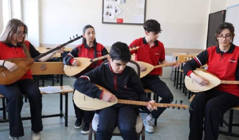 Gözleri görmese de ruha dokunuyor! 13 yaşında bağlamaya gönül verdi, herkesin takdirini topluyor