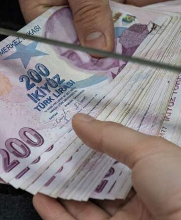 Petrol şoku TL’de carry trade hesabını bozdu: Yabancı bankalar liradan kaçıyor