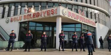 Bolu Belediyesi’ne yeni operasyon: Jandarma ekipleri binada arama yapıyor