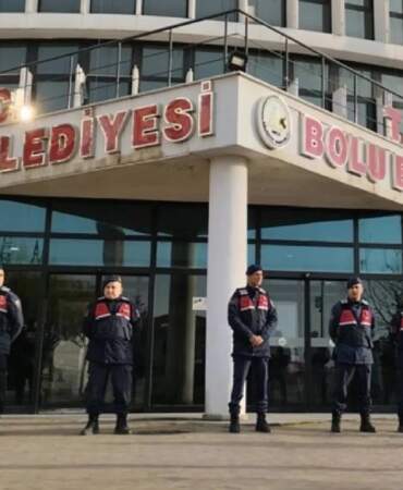 Bolu Belediyesi’ne yeni operasyon: Jandarma ekipleri binada arama yapıyor