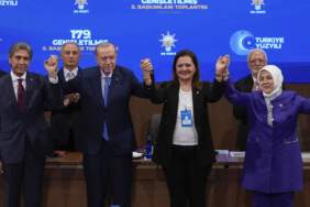 Son dakika! Erdoğan rozetini taktı: Burcu Köksal AK Parti’ye katıldı