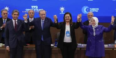 Son dakika! Erdoğan rozetini taktı: Burcu Köksal AK Parti’ye katıldı