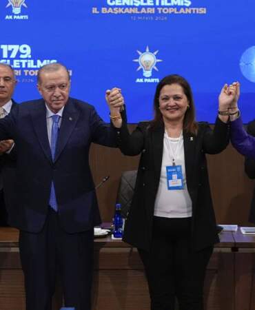 Son dakika! Erdoğan rozetini taktı: Burcu Köksal AK Parti’ye katıldı